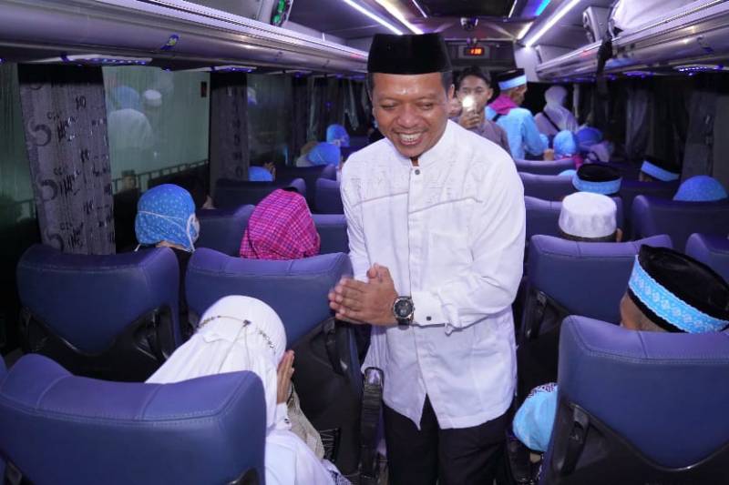 BUPATI PRINGSEWU SAMBUT KEDATANGAN JAMAAH HAJI KLoter 21 DI ASRAMA HAJI RAJABASA