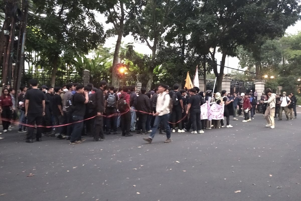 Pelemahan Rupiah dan BBM: Mahasiswa Bandung Demo DPRD Jabar Tuntut Stabilitas Ekonomi