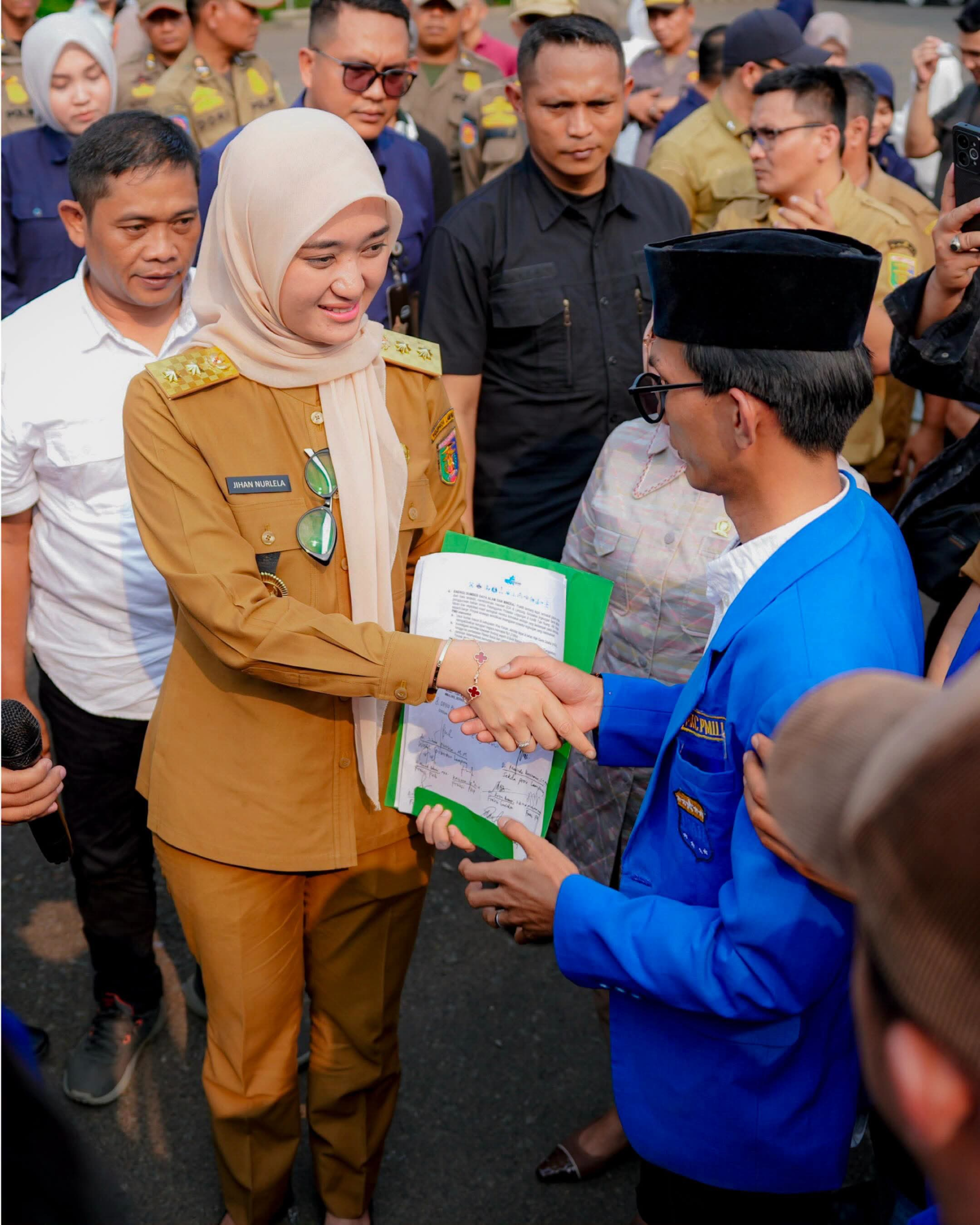 Aspirasi Mahasiswa PMII Dikawal, Wagub Lampung Temui Massa Aksi     Aspirasi Mahasiswa PMII Disampaikan Langsung kepada Wagub Lampung