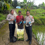 BIBIT JAGUNG: SATLANTAS POLRES KUNINGAN SALURKAN BANTUAN UNTUK PETANI CIBULAN