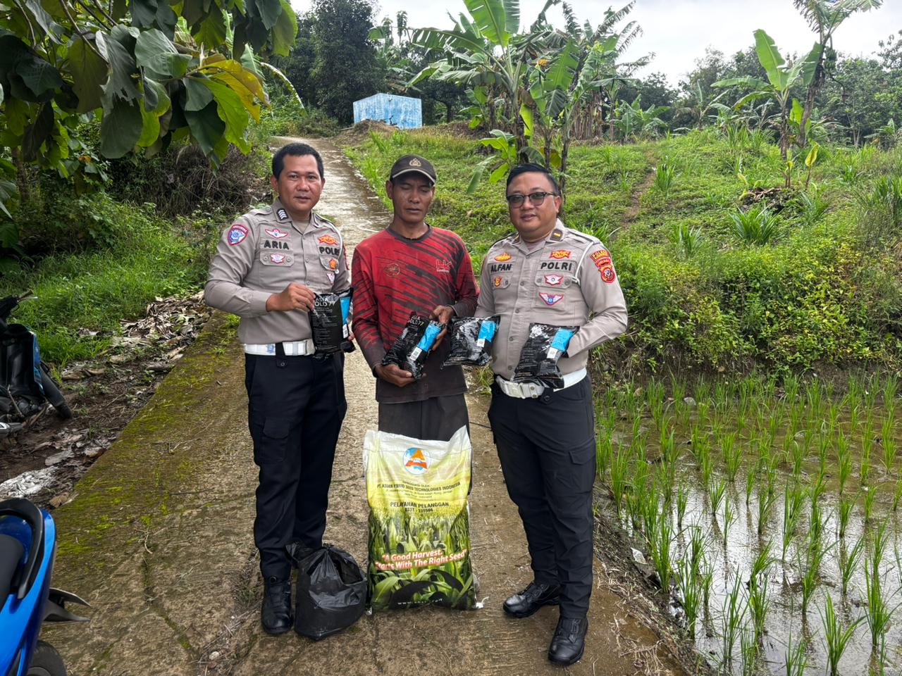BIBIT JAGUNG: SATLANTAS POLRES KUNINGAN SALURKAN BANTUAN UNTUK PETANI CIBULAN