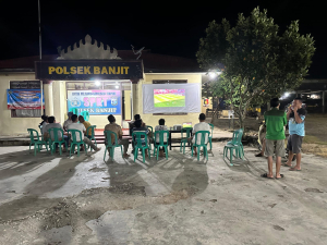 Nobar Piala Dunia 2026 anggota Polsek Banjit dan Warga, Pererat Silaturahmi Polri-Masyarakat di HUT Bhayangkara ke-80