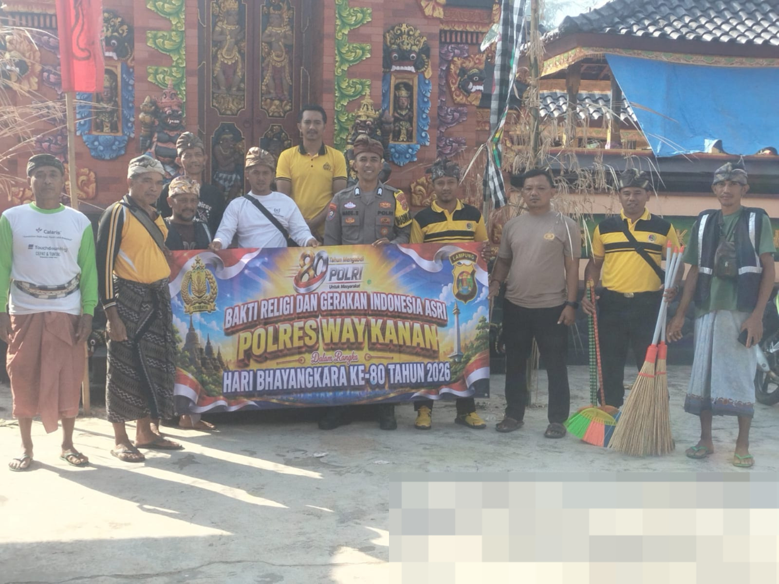 Sambut Hari Bhayangkara ke-80, Polsek Banjit Gelar Bakti Religi di Pura Tangkas Kori Agung