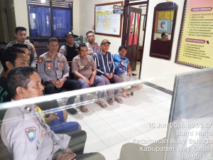 Polisi dan Warga Nobar Piala Dunia Swedia vs Tunisia di Way Kanan