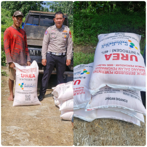 Dukung Ketahanan Pangan, Satlantas Polres Kuningan Berikan Bantuan Pupuk bagi Petani Desa Cibulan