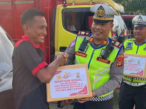 Bakti Sosial Hari Bhayangkara ke-80, Polres Way Kanan Bagikan 135 Paket Sembako