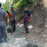 GOTONG ROYONG WARGA MENANGA SIAMANG TAMBAL JALAN RUSAK: SWADAYA JADI BUKTI KEPEDULIAN, TAPI JADI CATATAN EVALUASI PEMERINTAH