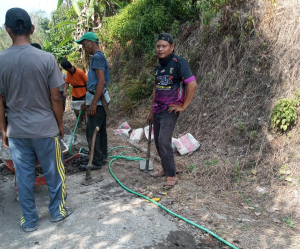 GOTONG ROYONG WARGA MENANGA SIAMANG TAMBAL JALAN RUSAK: SWADAYA JADI BUKTI KEPEDULIAN, TAPI JADI CATATAN EVALUASI PEMERINTAH