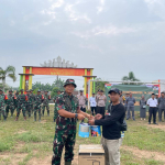 Karya Bhakti Kodim 0427: TNI dan Warga Bersihkan Fasilitas Umum Kampung Serupa Indah