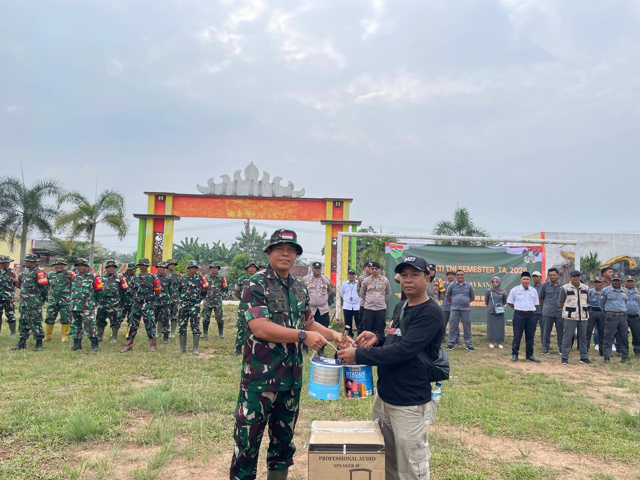 Karya Bhakti Kodim 0427: TNI dan Warga Bersihkan Fasilitas Umum Kampung Serupa Indah
