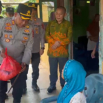 Hari Bhayangkara ke-80, Kapolres Way Kanan Salurkan Bansos untuk Lansia di Kampung Sriwijaya