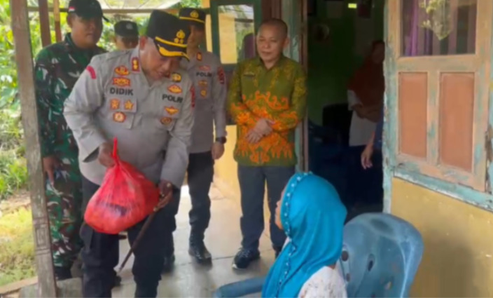 Hari Bhayangkara ke-80, Kapolres Way Kanan Salurkan Bansos untuk Lansia di Kampung Sriwijaya