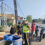 Bantuan Air Bersih Polres Way Kanan Sasar Warga Km 10 Jelang Hari Bhayangkara ke-80
