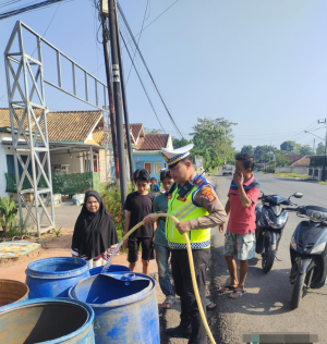 Bantuan Air Bersih Polres Way Kanan Sasar Warga Km 10 Jelang Hari Bhayangkara ke-80