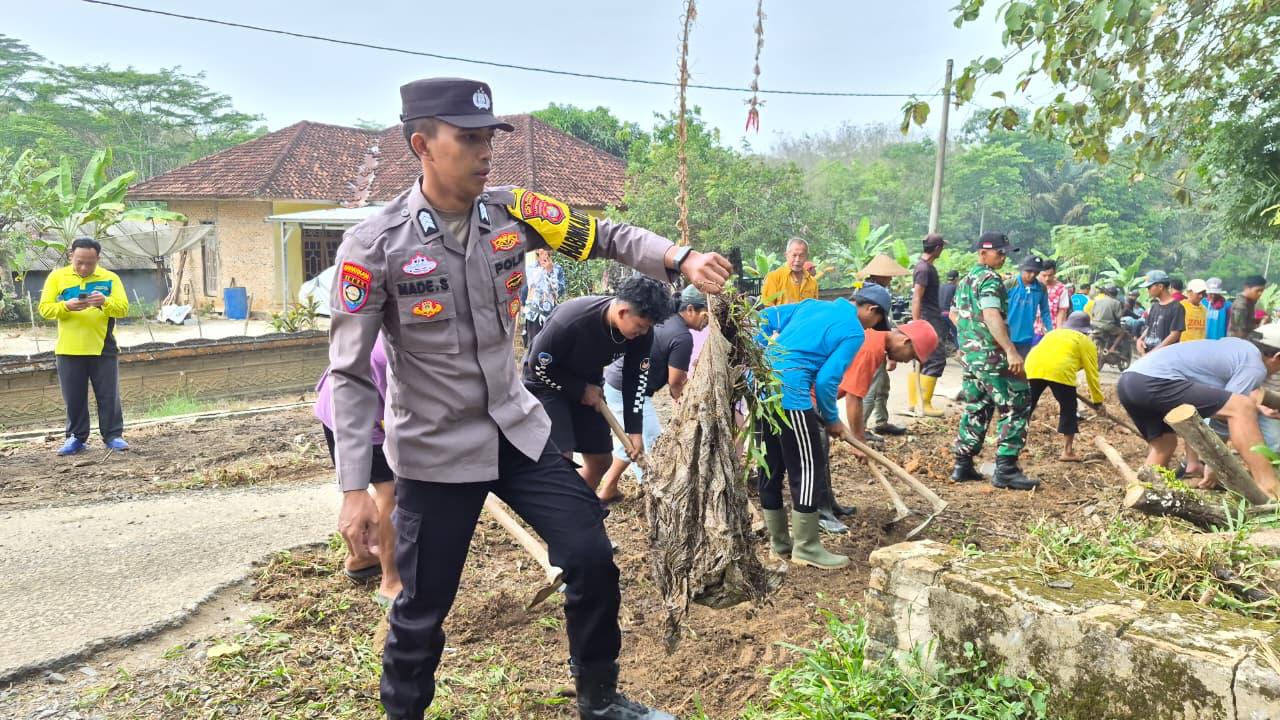 Perbaikan Jalan Rusak di Banjit Jadi Wujud Sinergi TNI-Polri dan Pemkab