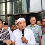 KDM SERAHKAN UANG SAYEMBARA TAUFIK HIDAYAT RP250 JUTA KEPADA KORBAN