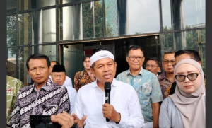 KDM SERAHKAN UANG SAYEMBARA TAUFIK HIDAYAT RP250 JUTA KEPADA KORBAN