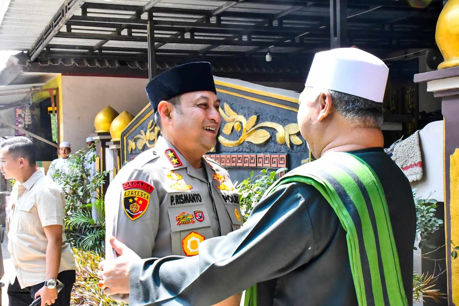Kapolda Jabar Sholat Jumat Keliling dan Silaturahmi ke Ponpes Al-Khairiyah, Perkuat Sinergitas Polri dengan Ulama