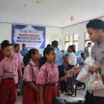 Satgas Damai Cartenz Edukasi Pelajar Sarmi tentang Bahaya Narkoba dan Media Sosial, Salurkan Seragam Sekolah