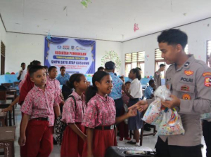 Satgas Damai Cartenz Edukasi Pelajar Sarmi tentang Bahaya Narkoba dan Media Sosial, Salurkan Seragam Sekolah