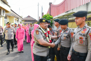 Penuh Haru dan Kekeluargaan, Polresta Cirebon Gelar Upacara Penyerahan Jabatan dan Pelepasan AKBP Eko Munarianto