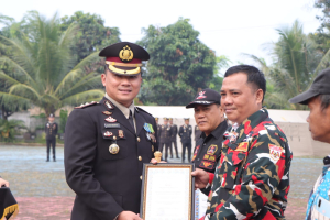 Kapolres Pesawaran Berikan Piagam Penghargaan kepada Ketua Laskar Merah Putih Samsul Bahri di Hari Bhayangkara ke-80