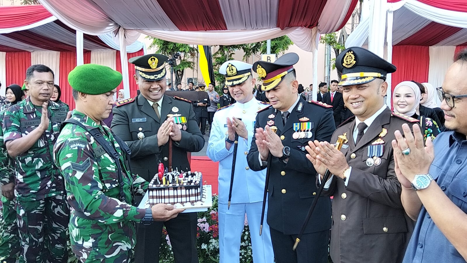 HUT Bhayangkara 80: Dandim 0614/Kota Cirebon Beri Kejutan Kado untuk Kapolres Cirebon Kota
