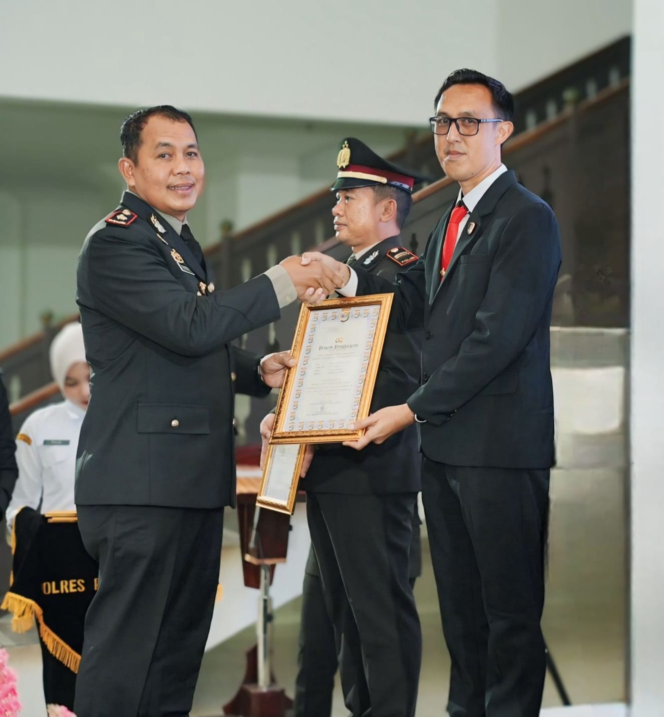 Baru Satu Bulan Menjabat Kasat Reskrim Pesibar, Iptu Meidy Hariyanto, S.H., M.H. Torehkan Prestasi Gemilang Ungkap Berbagai Kasus: Terima Penghargaan di HUT Bhayangkara ke-80