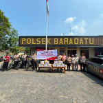 Sambangi Warga, Polsek Baradatu Salurkan Bansos Hari Bhayangkara ke 80