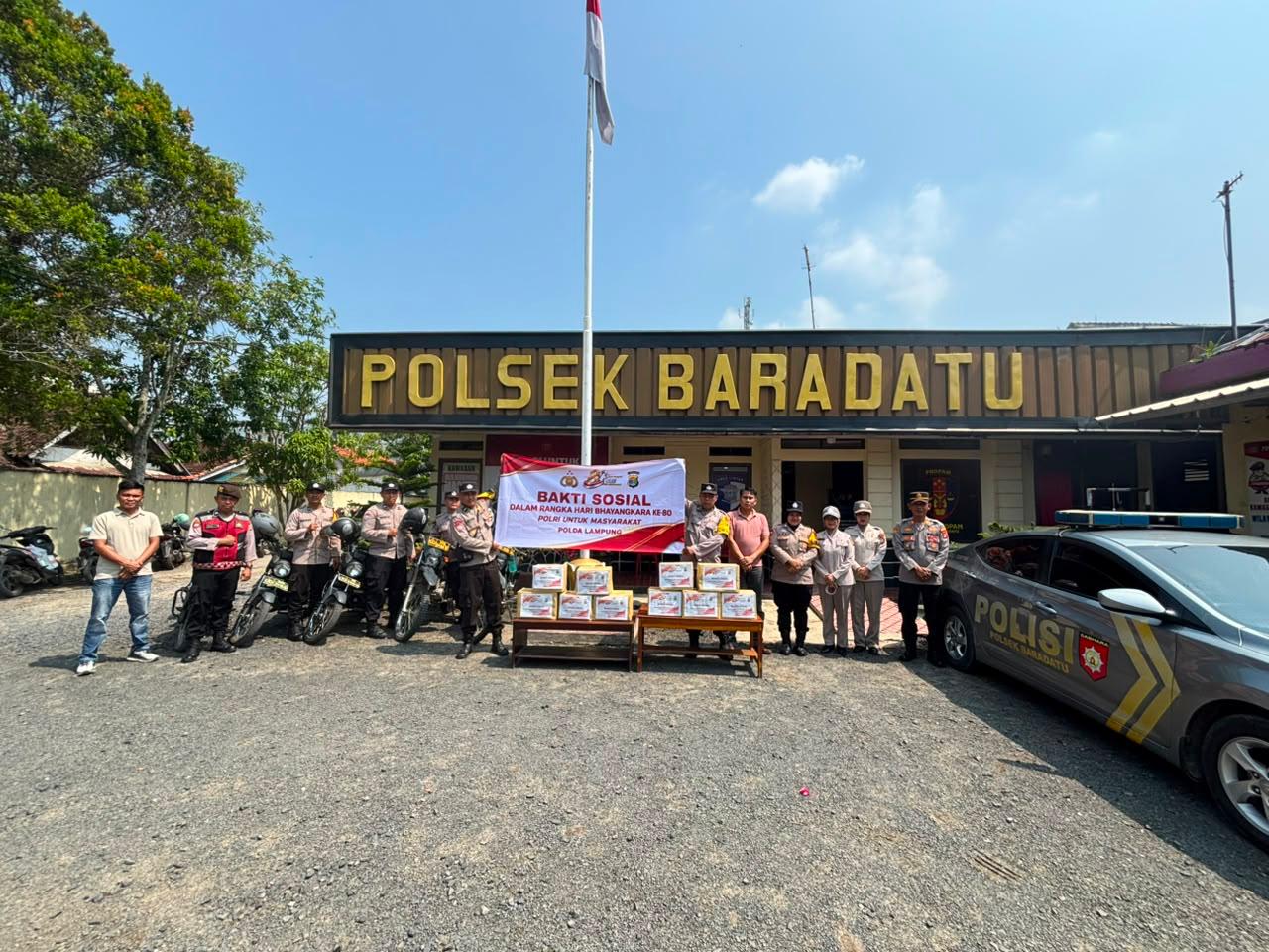 Sambangi Warga, Polsek Baradatu Salurkan Bansos Hari Bhayangkara ke 80