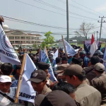 Ratusan Petani Sawit yang Tergabung Dalam APKASINDO Menggelar Aksi Unjuk Rasa di Pemkab Pesisir Barat