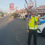 Kasatlantas Polres Way Kanan AKP Sulkhan, SH., MH. Pantau Arus Lalu Lintas Pagi, Imbau Warga Tertib Berkendara