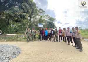 Kompak! Polsek Banjit Bersama Forkopimcam dan Warga Gelar Gotong Royong Perbaiki Jalan Poros Rebang Tinggi