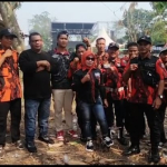 Anggota PP Kabupaten Tangerang Bantu Pengamanan Resepsi Pernikahan Warga
