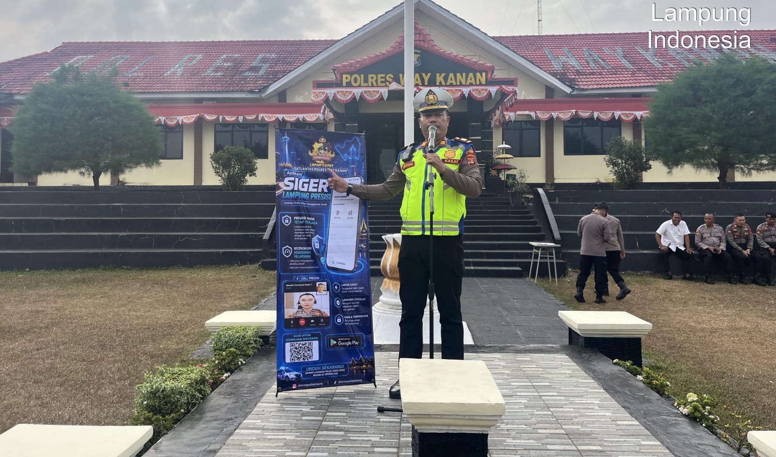 Kasat Lantas Polres Way Kanan AKP Sulkhan Sosialisasikan Aplikasi SIGER Lampung Presisi ke Masyarakat