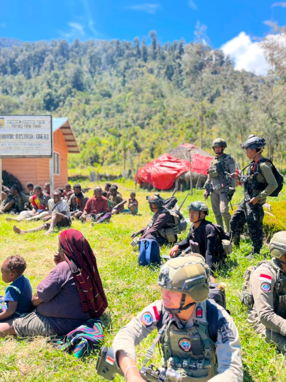 Patroli Dialogis Satgas Damai Cartenz-2026 Beri Layanan Kesehatan