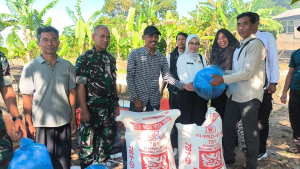 Dukung Ketahanan Pangan TMMD Ke-129, Kodim 0620/Kab. Cirebon Bersama DKPP Salurkan 1.200 Bibit Lele dan 60 Kg Pakan untuk Warga Desa Luwung Kencana