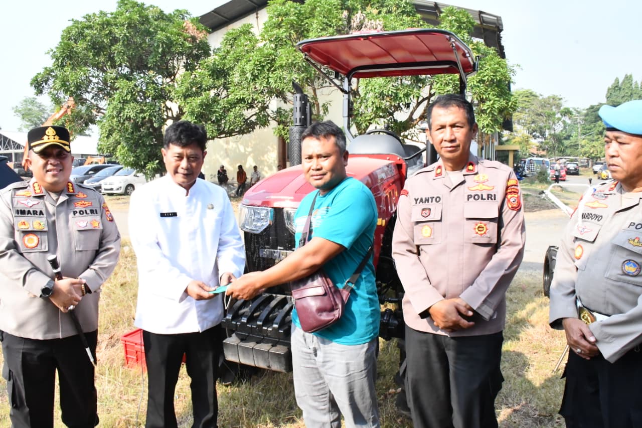 Kapolresta Cirebon Serahkan Bantuan Alsintan Kementan kepada Kelompok Tani, Perkuat Swasembada Pangan Nasional