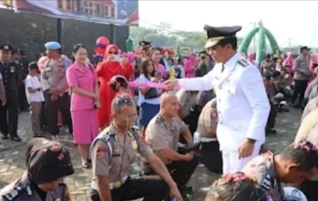 Momen Hari Bhayangkara ke-80, 42 Personel Polres Pringsewu Naik Pangkat, Keluarga Ikut Sematkan Tanda Pangkat