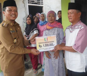 Bupati Pringsewu Serahkan Bantuan kepada Keluarga Korban Tenggelam di Way Sekampung