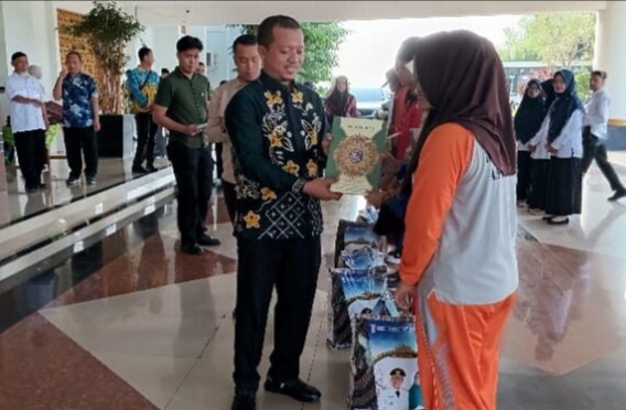 Bupati Pringsewu Lepas 12 Siswa Sekolah Rakyat, Dukung Program Pengentasan Kemiskinan Lewat Pendidikan