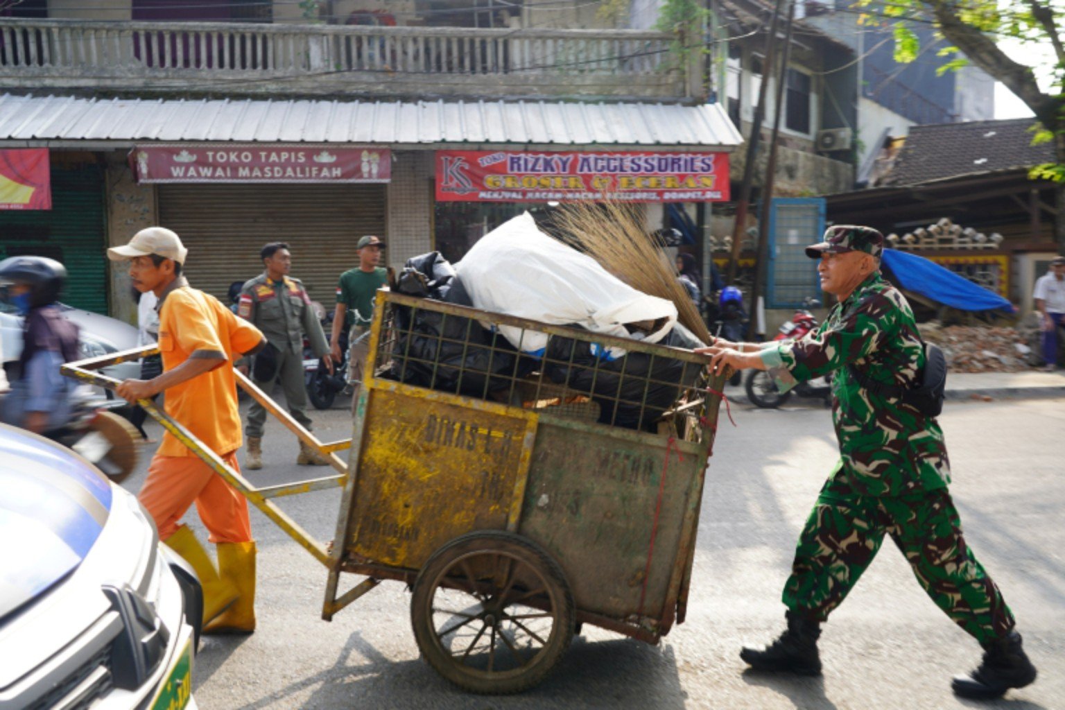 Danrem 043/Gatam Pimpin Aksi Bersih Pasar Cendrawasih Sambut HUT Ke-1 Kodam XXI/Radin Inten