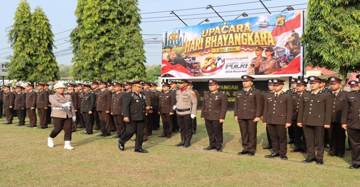 Hari Bhayangkara ke-80, Kodim 0427 Way Kanan Beri Kejutan dan Tumpeng untuk Polres Way Kanan