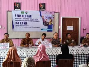 BLT-DD Penyinggahan: Polsek Penyinggahan Kawal Penyaluran Bantuan kepada 14 KPM di Kampung Penyinggahan Ulu