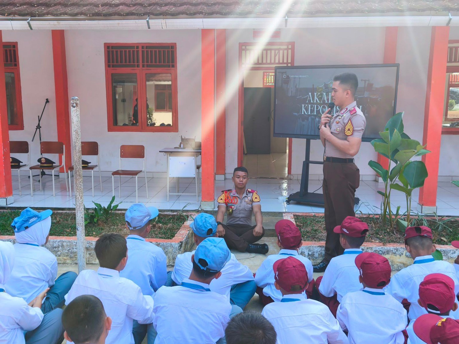 Polri Kerahkan Taruna Akpol Dampingi 73 Sekolah Rakyat, Perkuat Pendidikan Karakter Generasi Bangsa