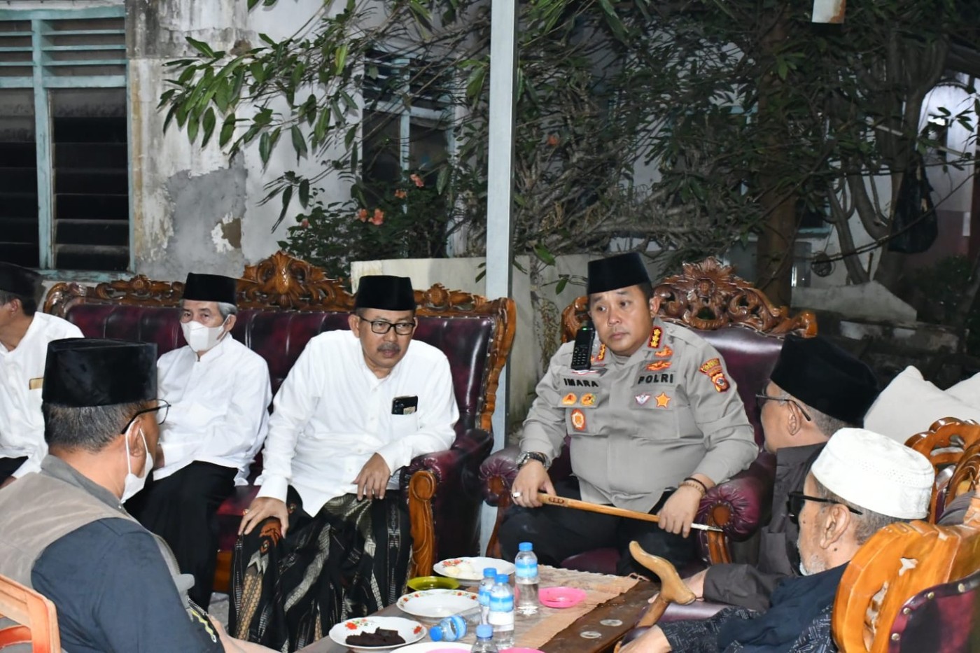 Kapolresta Cirebon Bertakziah, Beri Penghormatan Terakhir kepada Sesepuh Buntet Pesantren KH. Hasanuddin Kriyani