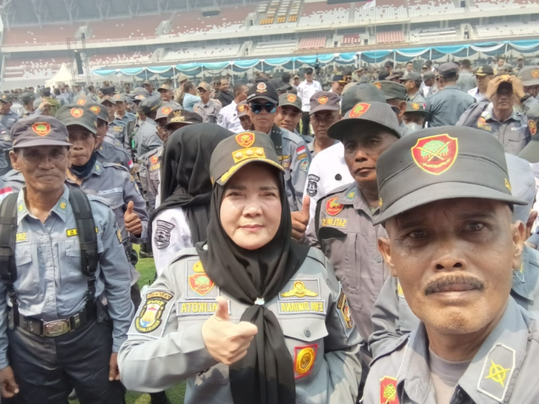 Eva Dwiana Hadiri Apel Akbar Linmas di Palembang