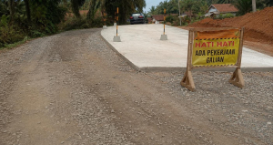 Pengawas Proyek Jalan Kasui–Air Ringkih Bungkam Saat Ditanya Progres dan Kualitas; Warga Khawatir Pembangunan Cepat Rusak
