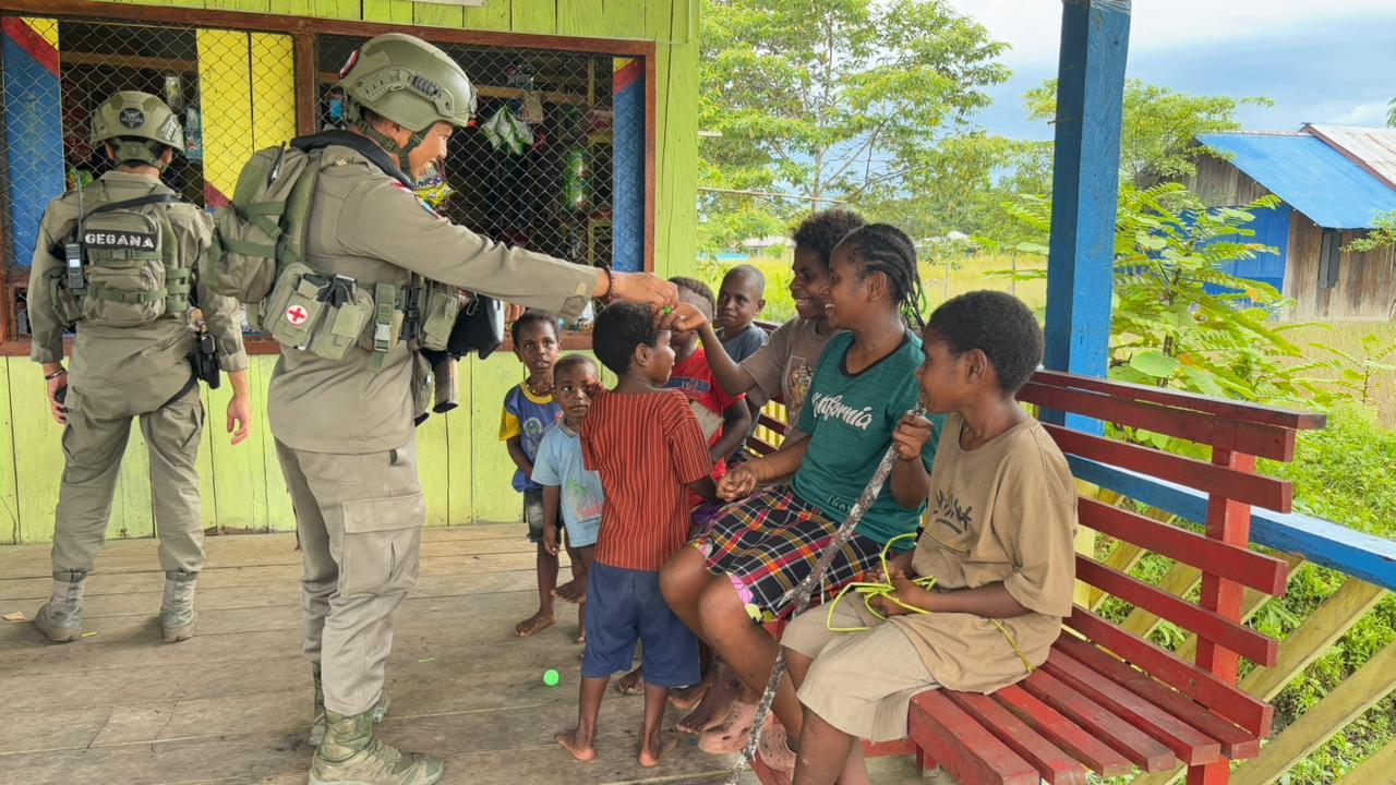 Patroli Humanis Kenyam: Satgas Ops Damai Cartenz Perkuat Kepercayaan Warga Melalui Dialog dan Pendekatan Persuasif