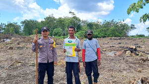 Bhabinkamtibmas Dampingi Penanaman Jagung, Perkuat Ketahanan Pangan di Talisayan